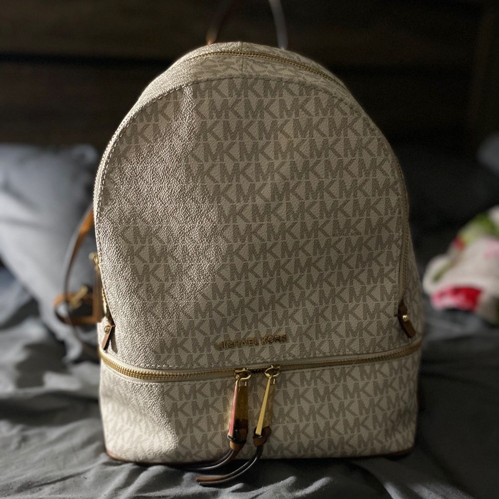 MICHAEL KORS LOGO MEDIUM RHEA BACKPACK